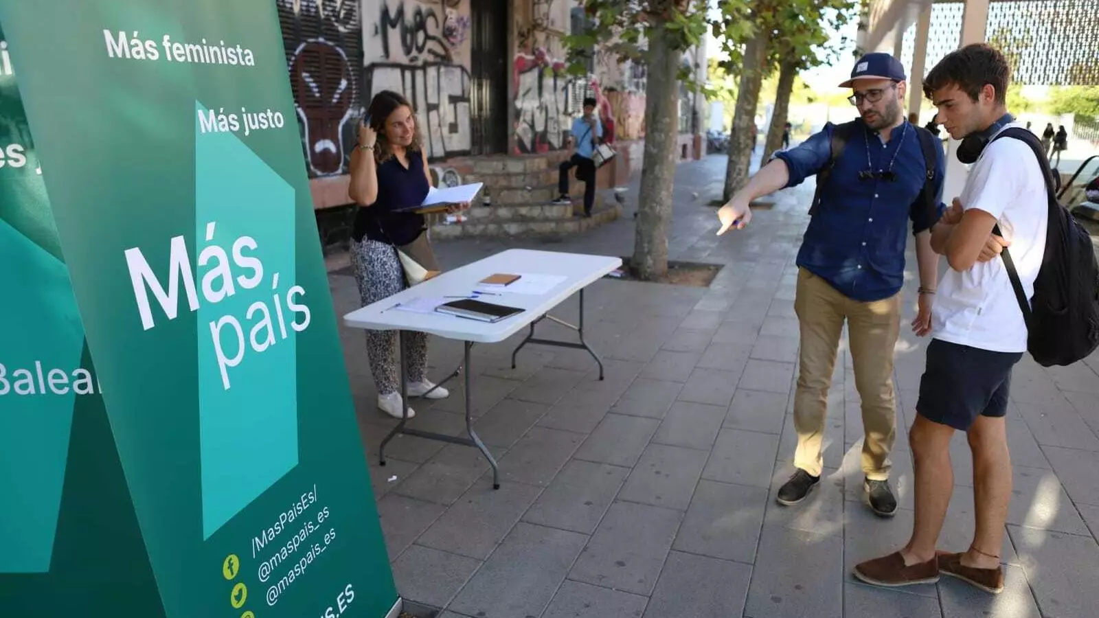 Voluntaris de Més País, recollint avals al Parc de les Estacions de Palma.