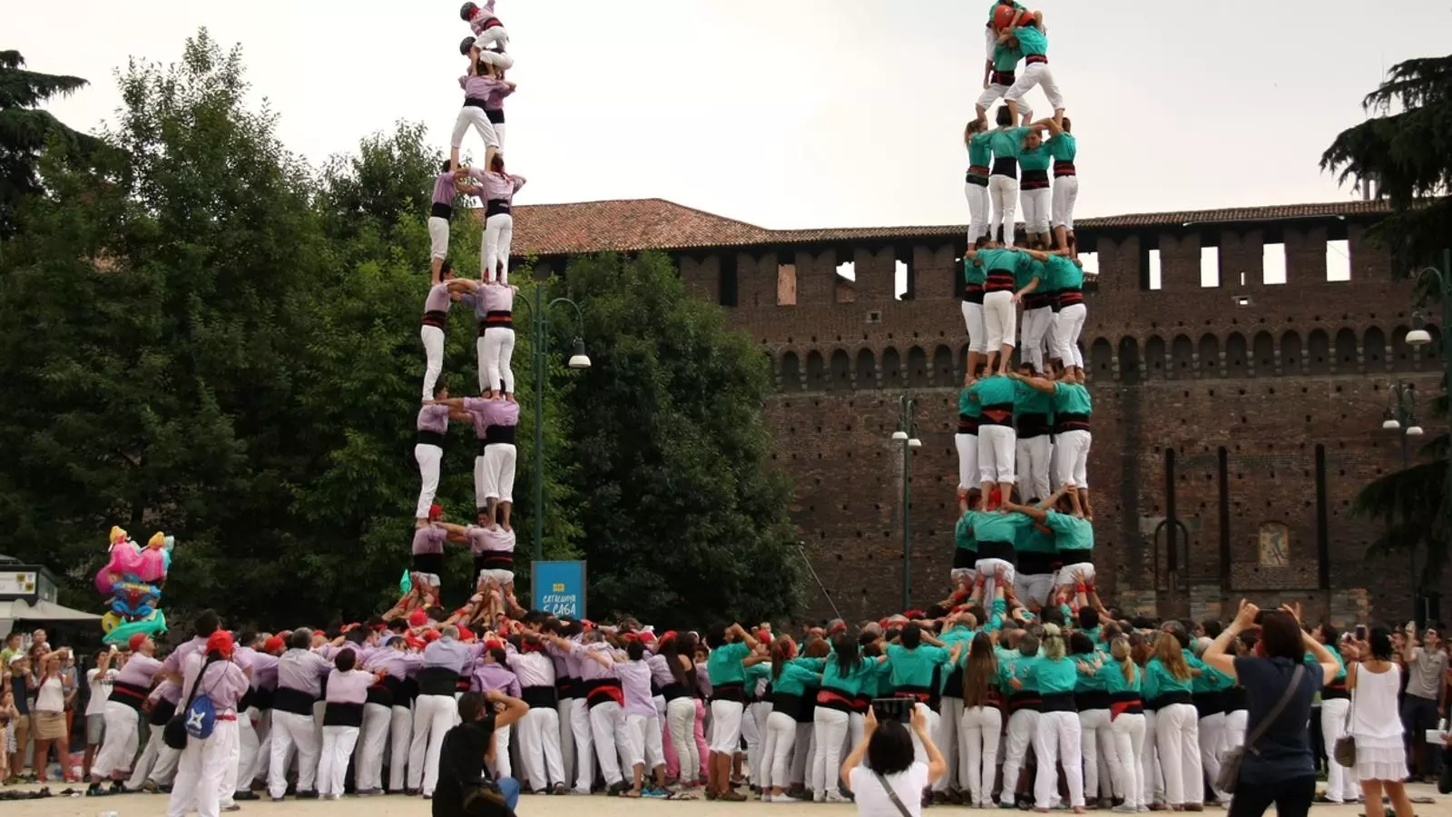 Les dues colles han alçat castells simultanis en la primera ronda de l'actuació. VIOLETA GUMÀ / ACN