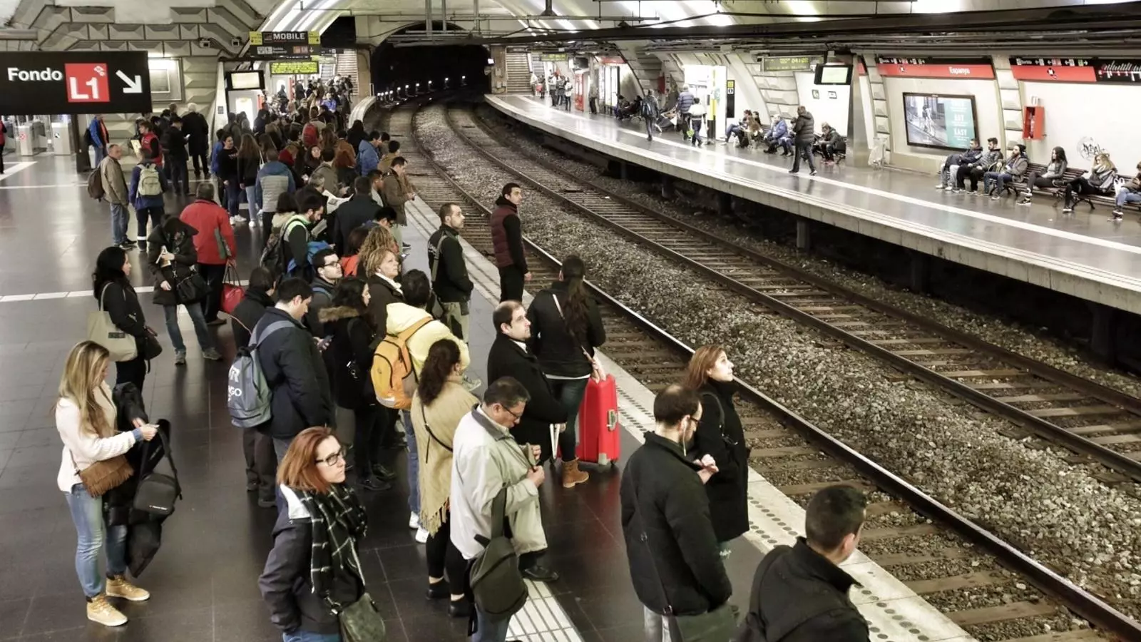 Usuaris esperant el metro a les 7.45 a l'estació de plaça Espanya