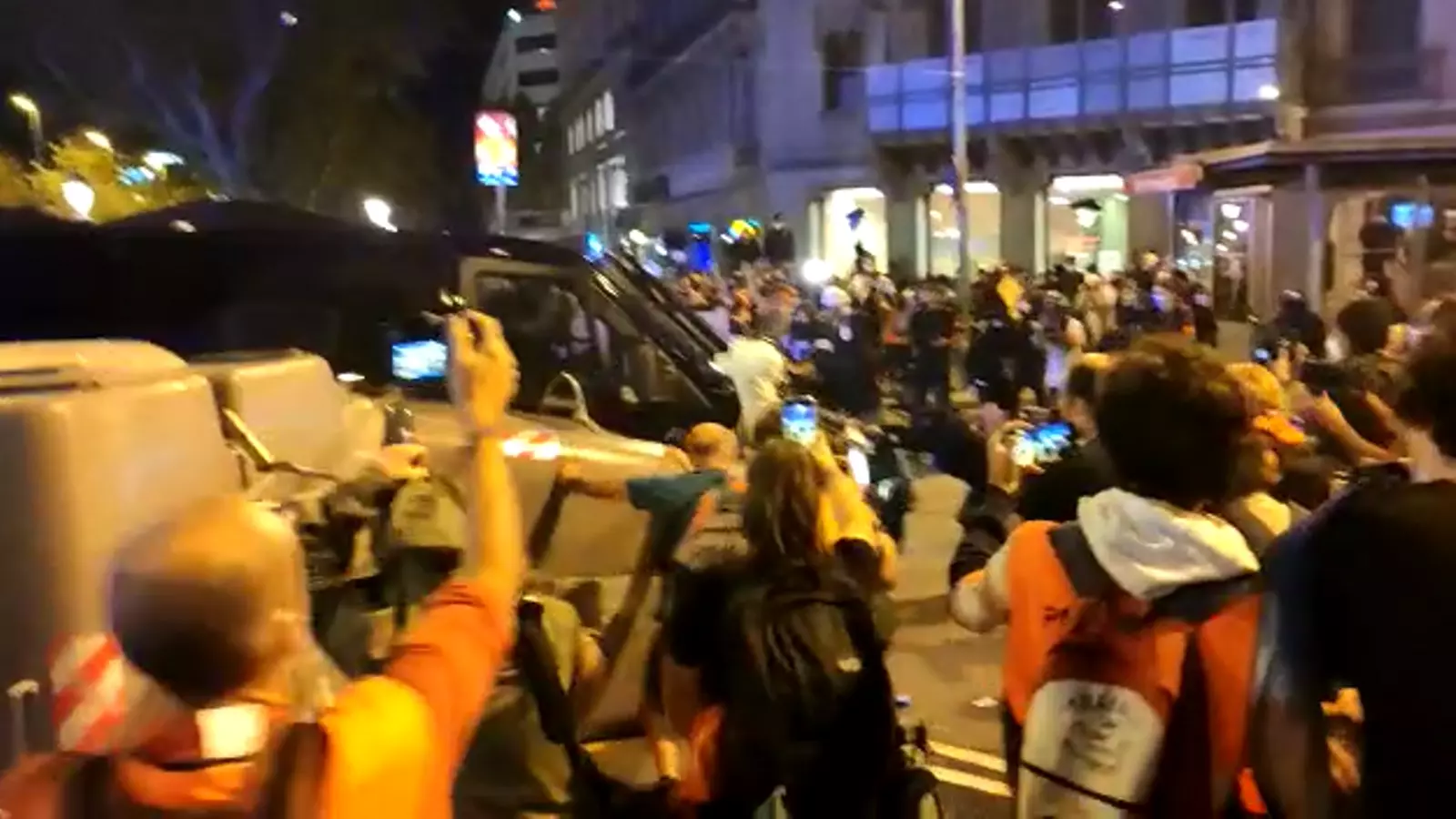 Furgons dels Mossos dispersen manifestants dels CDR a la plaça Catalunya en el tercer aniversari de l'1-O