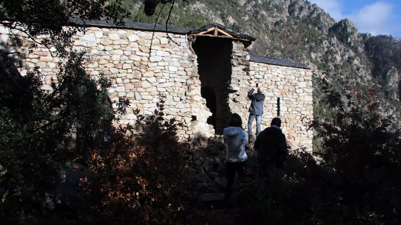 Estat de l'església de Sant Vicenç d'Enclar després de l'esfondrament del campanar. / T.N.