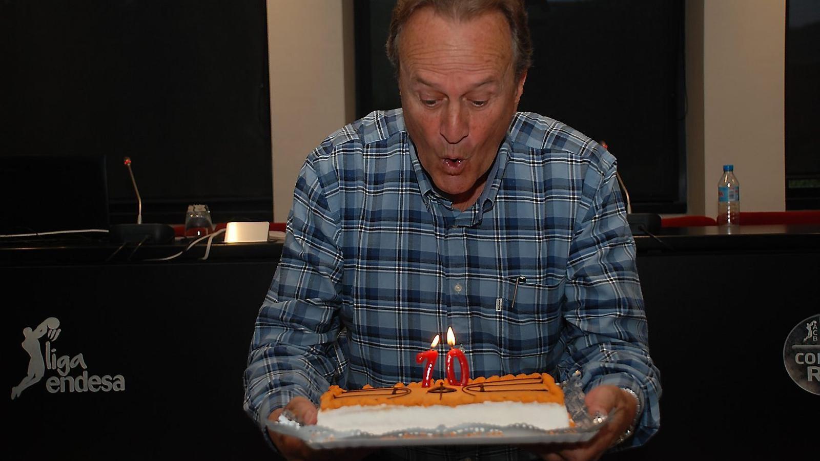Aíto García Reneses amb el pastís d’aniversari, a la sala d’assemblees Eduardo Portela de l’ACB.