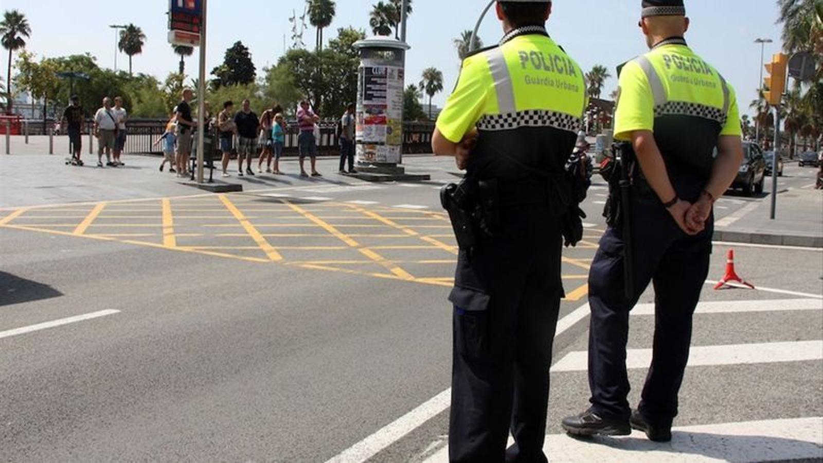 Two officers from the Municipal Police