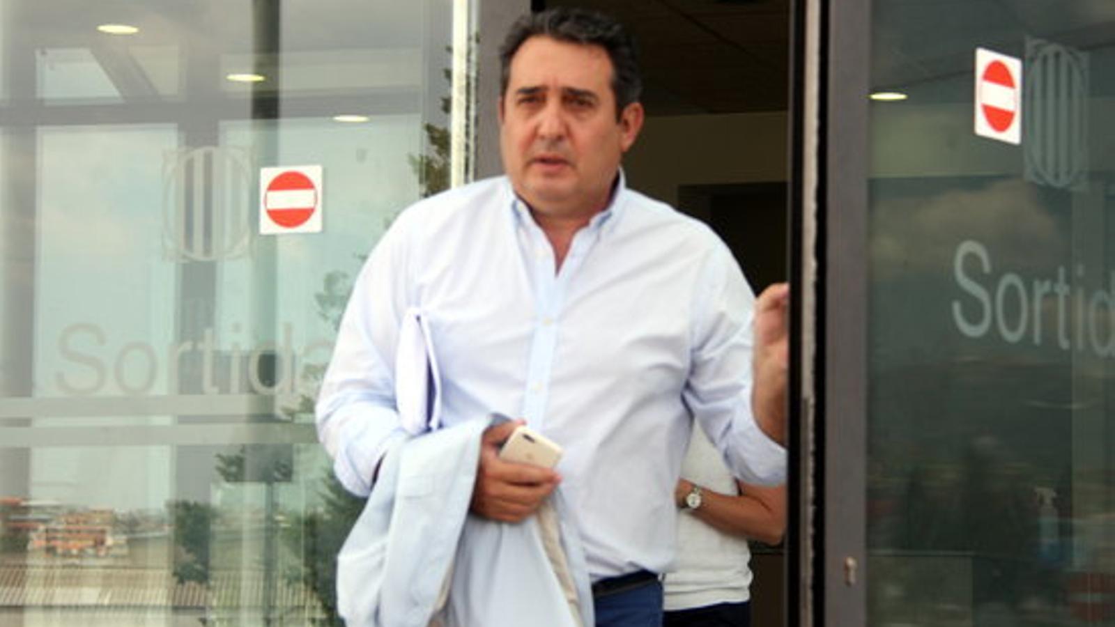 The former mayor of Sabadell Manuel Bustos leaves the courts of Terrassa after declaring.