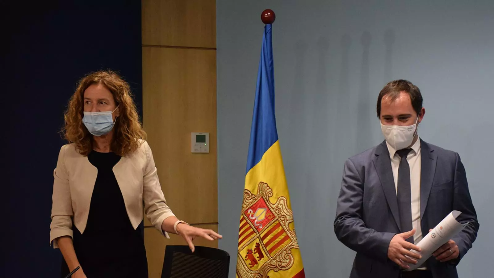 La ministra de Medi Ambient, Agricultura i Sostenibilitat, Sílvia Calvó, i el director de l'Oficina de l'Energia i del Canvi Climàtic, Carles Miquel, moments abans de la roda de premsa d'aquest dimarts.