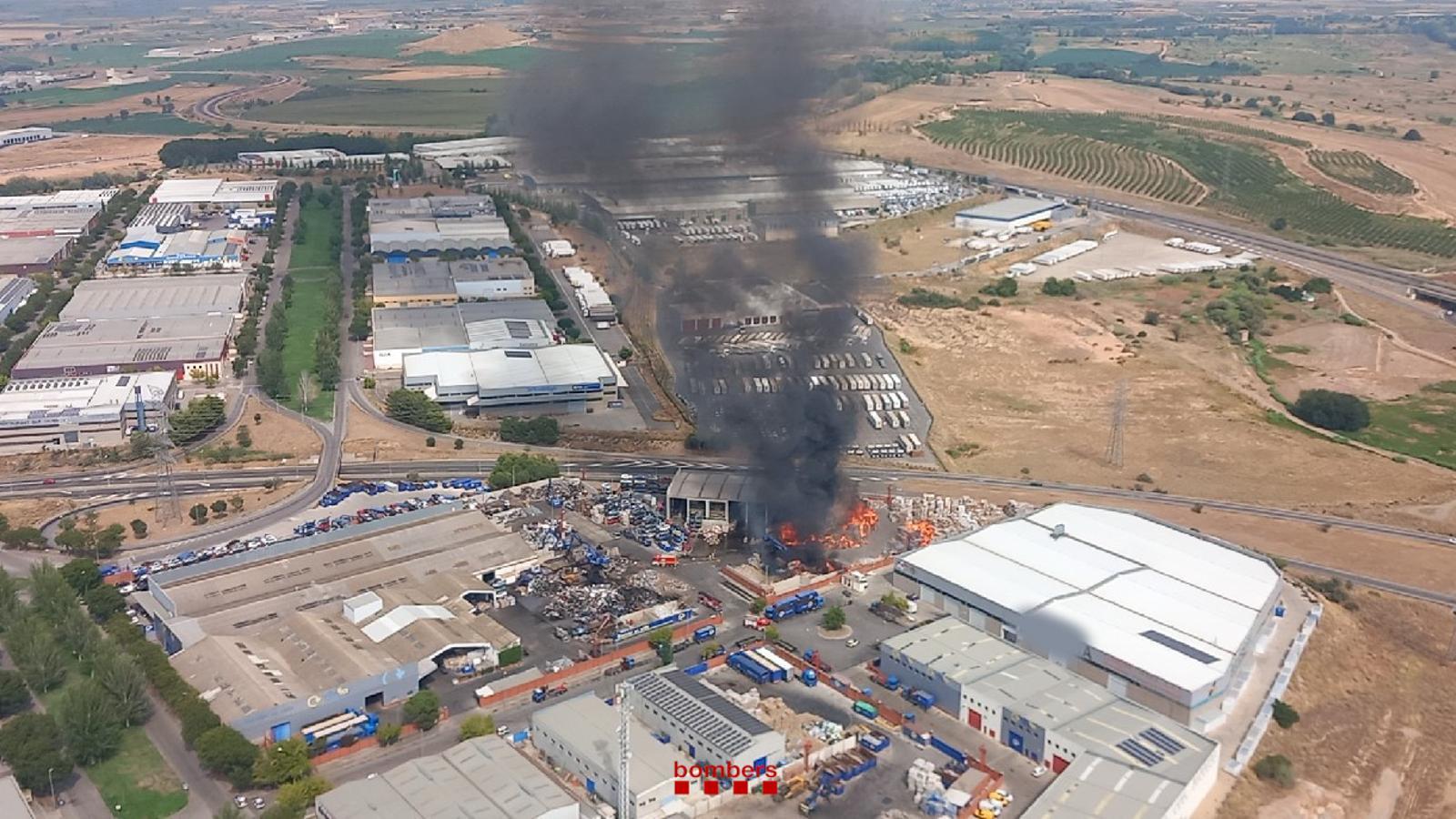 A fire outside an industrial warehouse in Lleida forces the closure of the N-240.