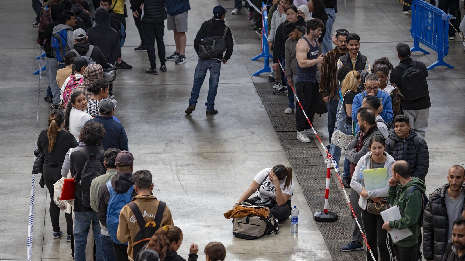 Queues on the first day of the regularization process, at the Farga of L'Hospitalet de Llobregat.