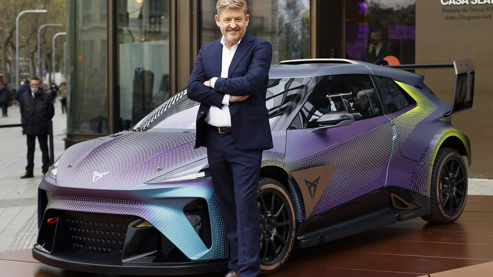 El president de Seat, Wayne Griffiths, ahir davant del prototip Cupra Urban Rebel a les portes de Casa Seat, on va presentar els resultats anuals de l’empresa.