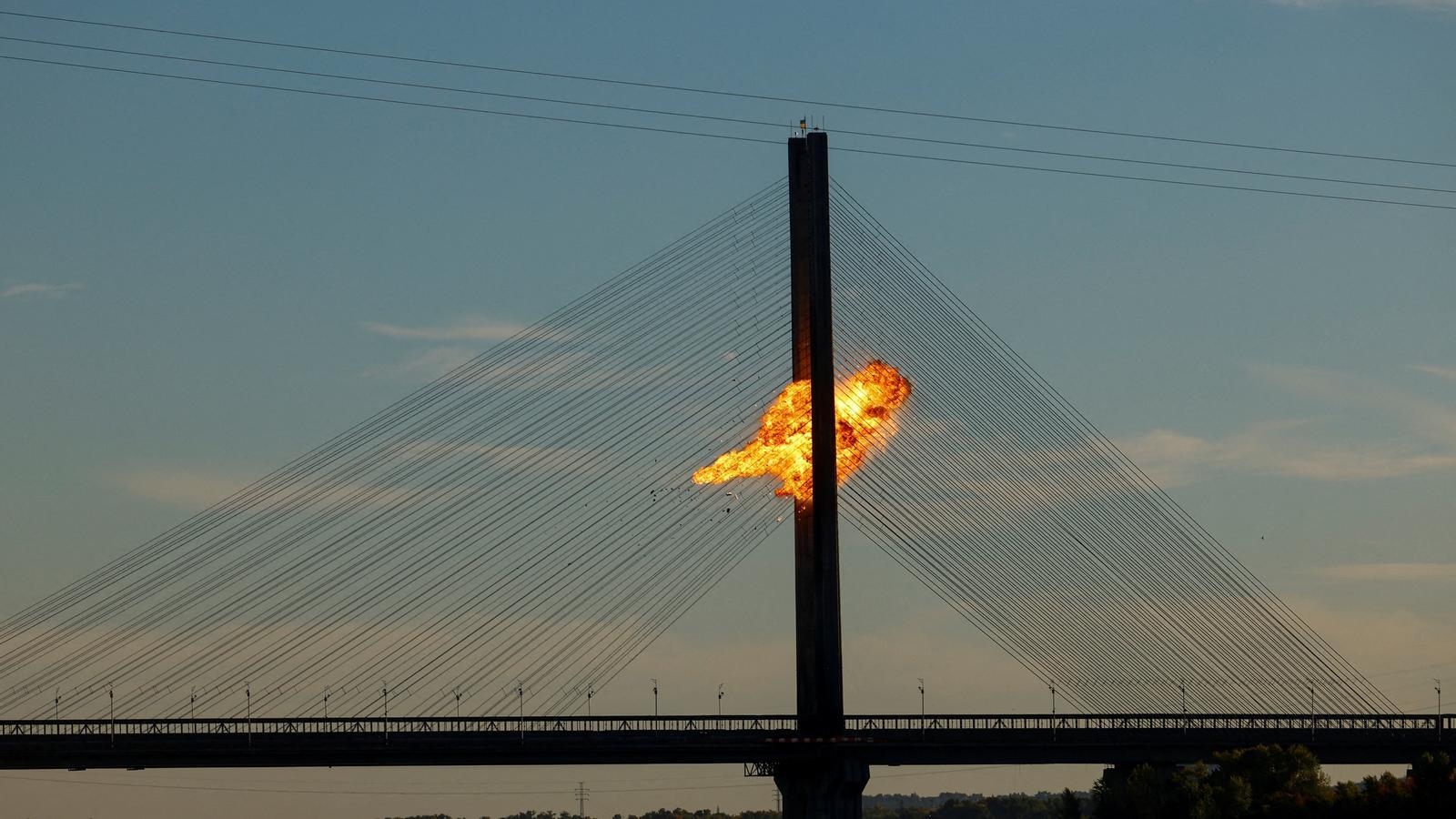 Un proyectil ruso explota en un puente de la ciudad de Kiev, capital de Ucrania.