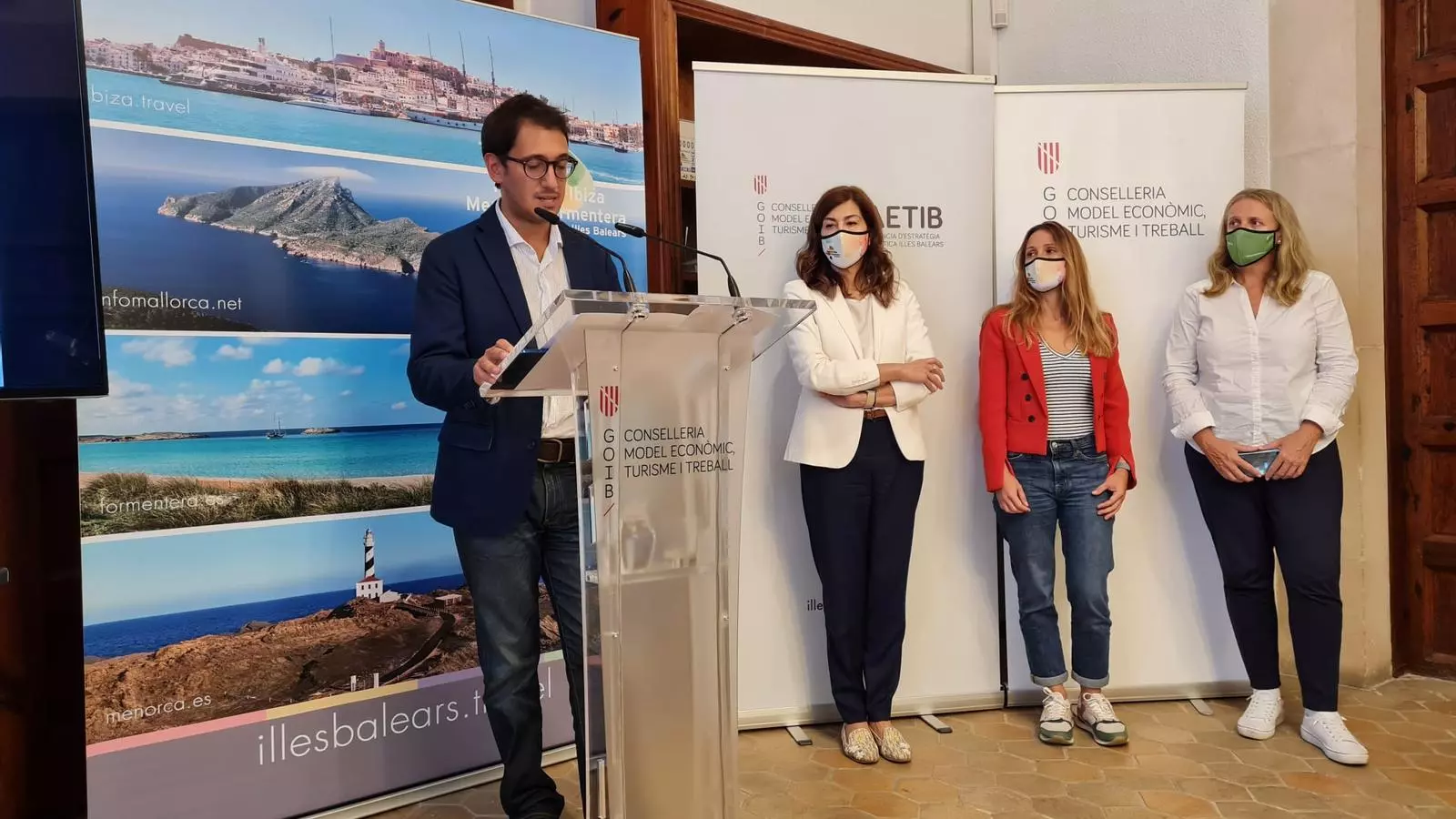 El conseller de Model Econòmic, Treball i Turisme, Iago Negueruela, explicant les propostes per allargar la temporada.