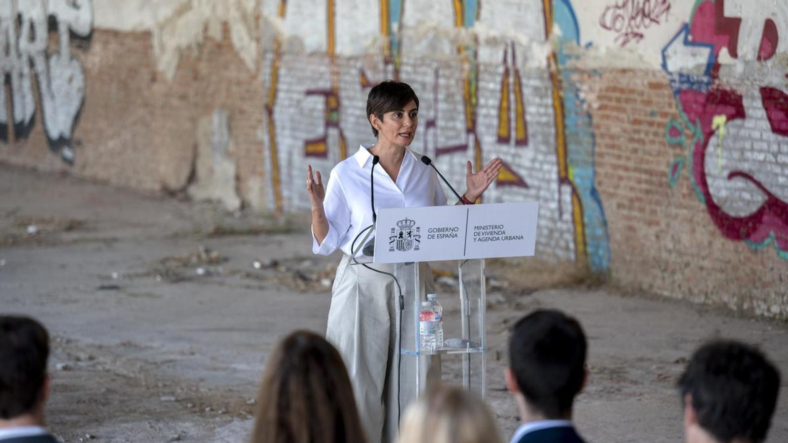 La ministra de Vivienda y Agenda Urbana, Isabel Rodríguez, durante una visita al Barrio Nuevo Campamento en Madrid