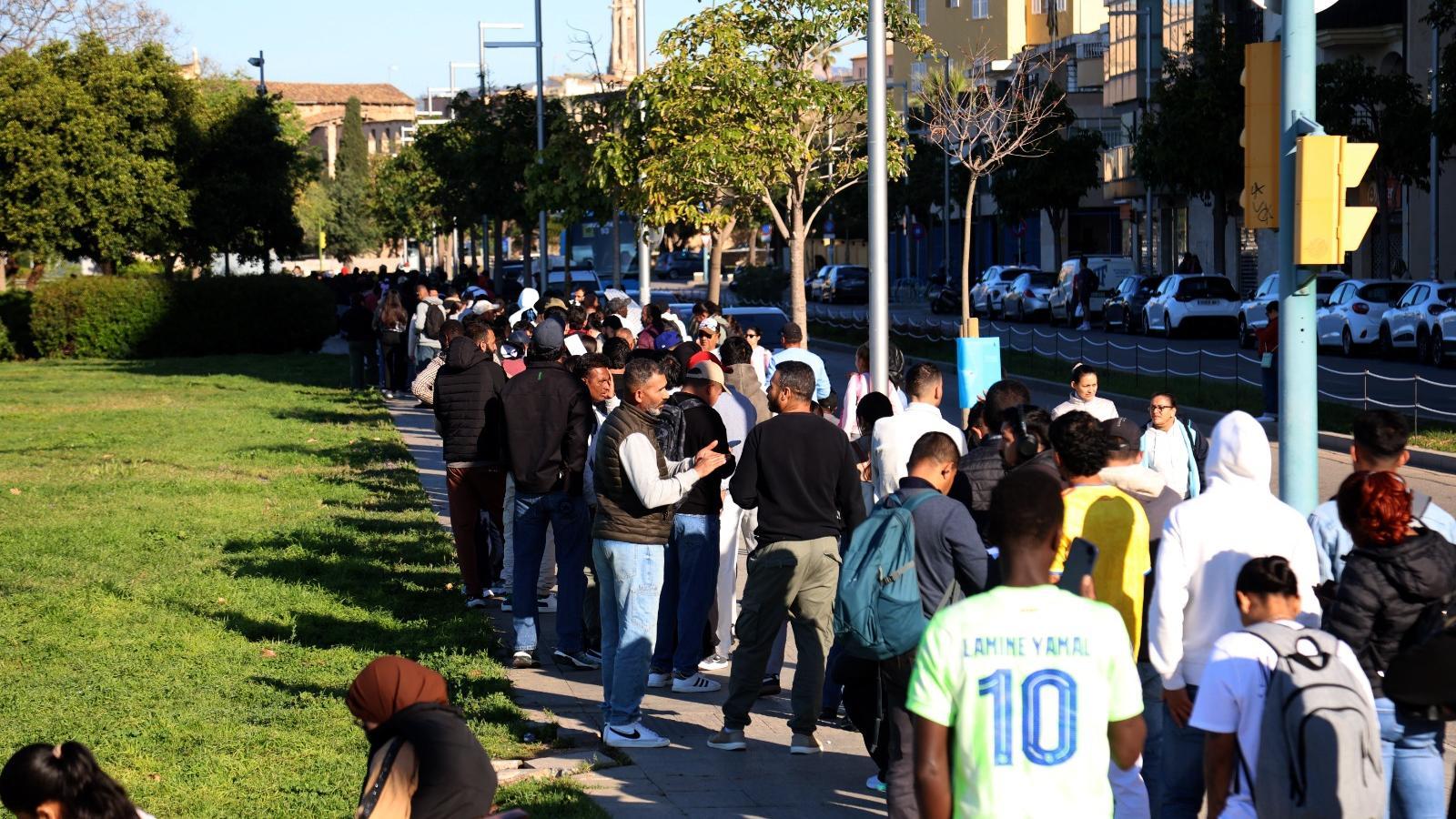 Migrants fent coa per regularitzar la seva situació.