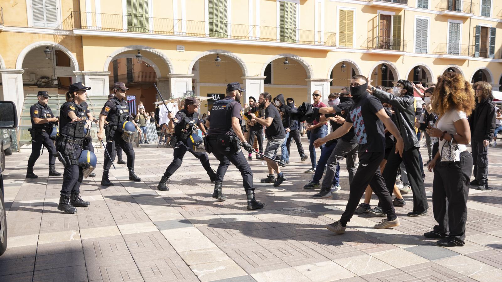 Càrregues policial a la plaça d'Espanya.