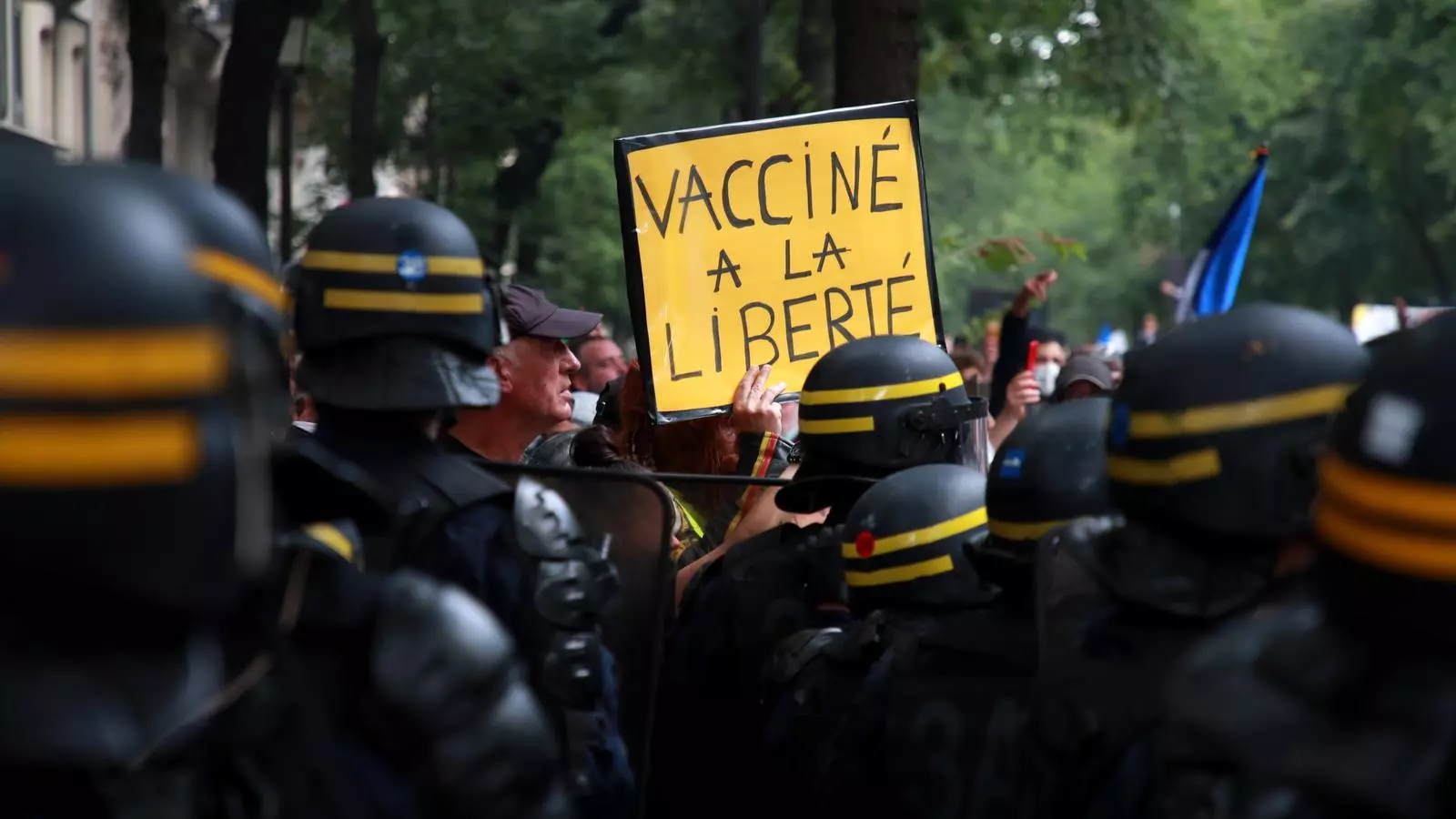 Manifestació contra el certificat sanitari obligatori anunciat per Macron a França.