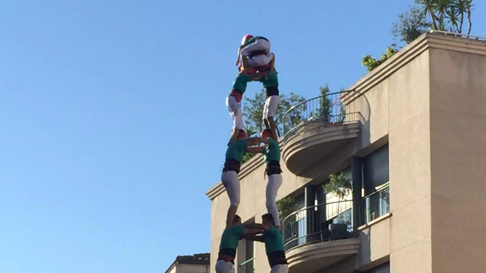 Els Castellers de Vilafranca s'apunten el sisè 2d9fm de l'any davant del seu propi local d'assaig