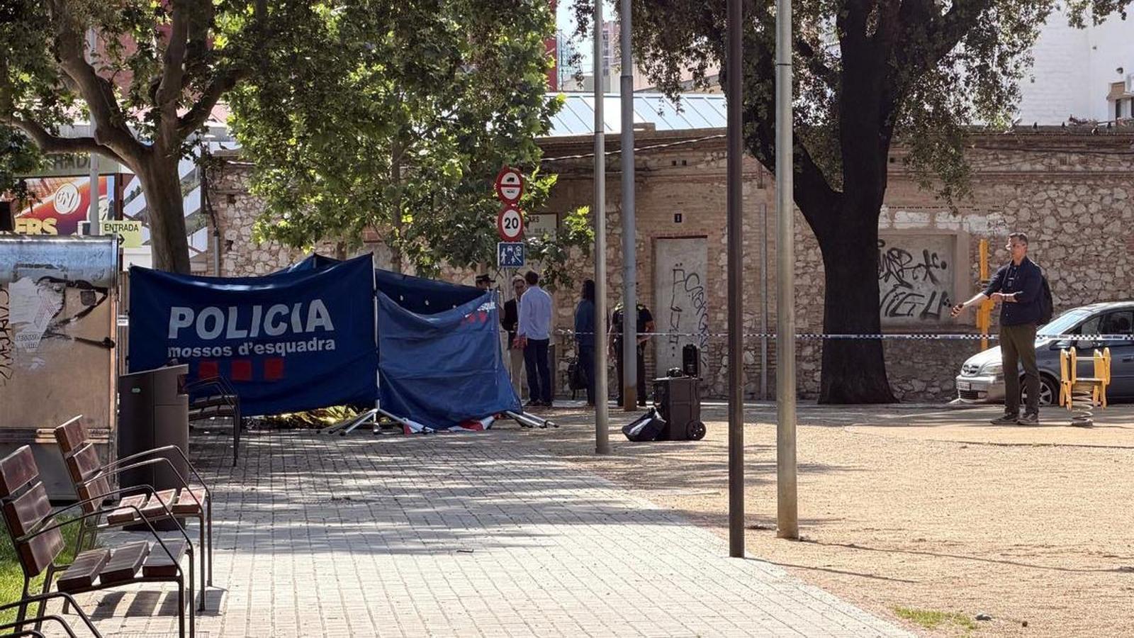 Los Mossos de Esquadra en el lugar del crimen, en la plaza Terradelles de Figueres.