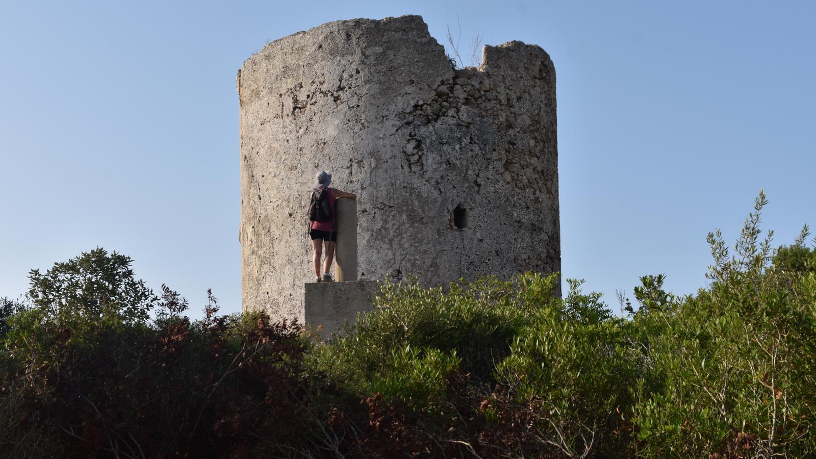 Der Wachturm von Artrutx hatte eine historische Funktion der Überwachung der Küste gegen Piratenüberfälle.