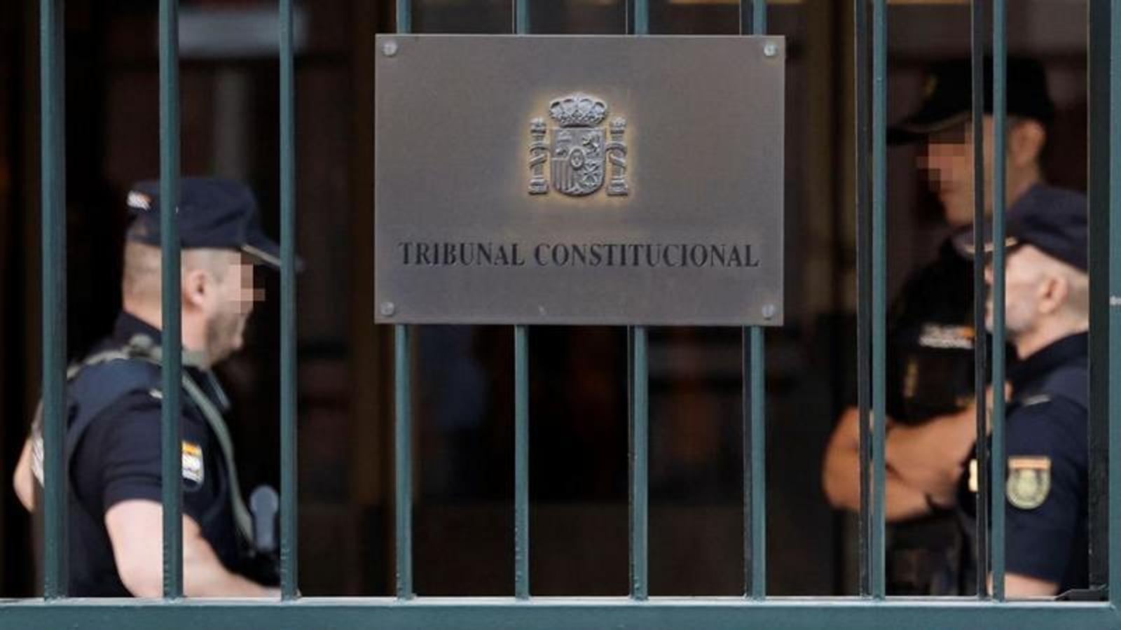 Members of the National Police at the main entrance of the Constitutional Court, in Madrid, on September 22, 2026.