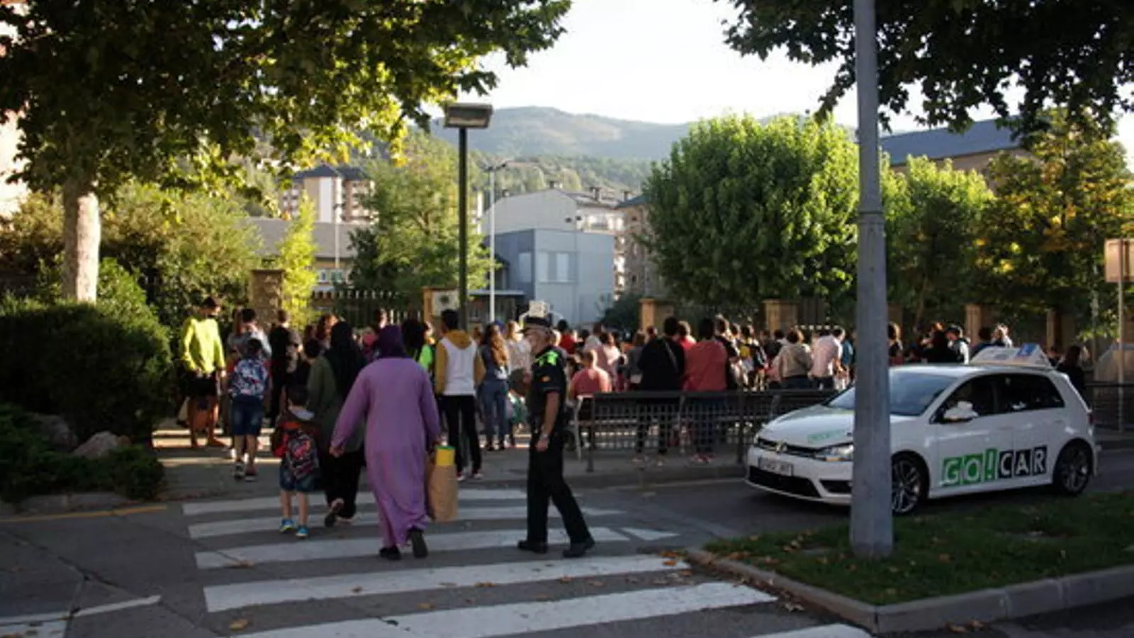Exterior de l'escola Pau Claris de la Seu d'Urgell el primer dia de curs. / ACN