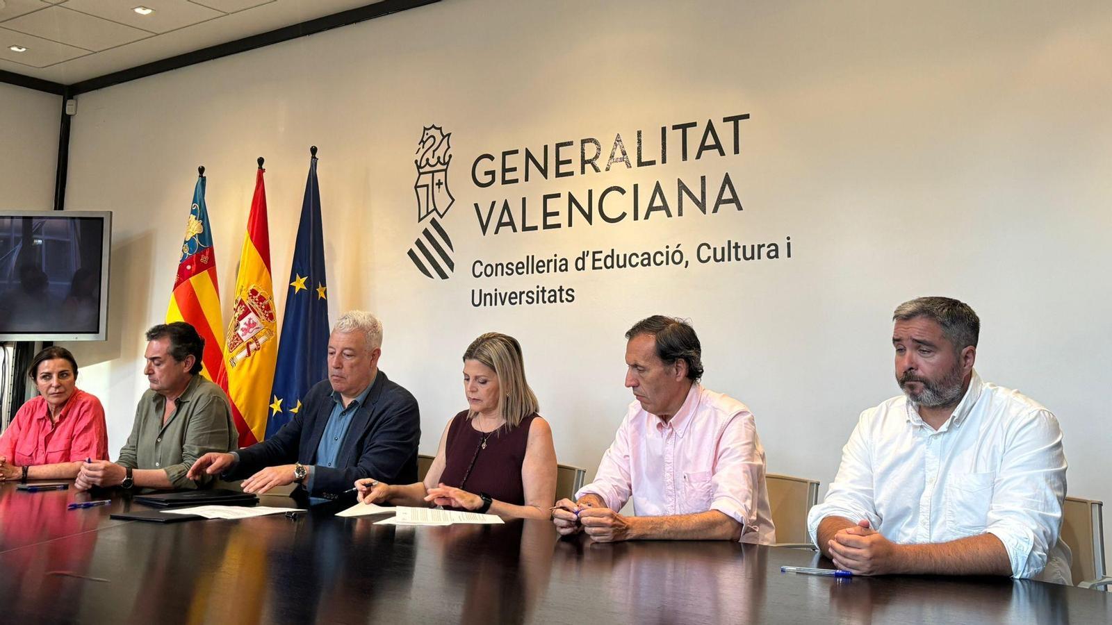 Signature of the agreement between the CSIF and ANPE unions with the education department of the Valencian government.