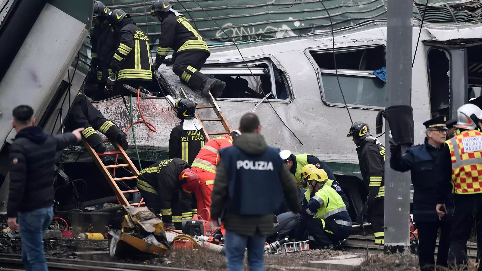 Els equips de rescat treballant al lloc del accident.