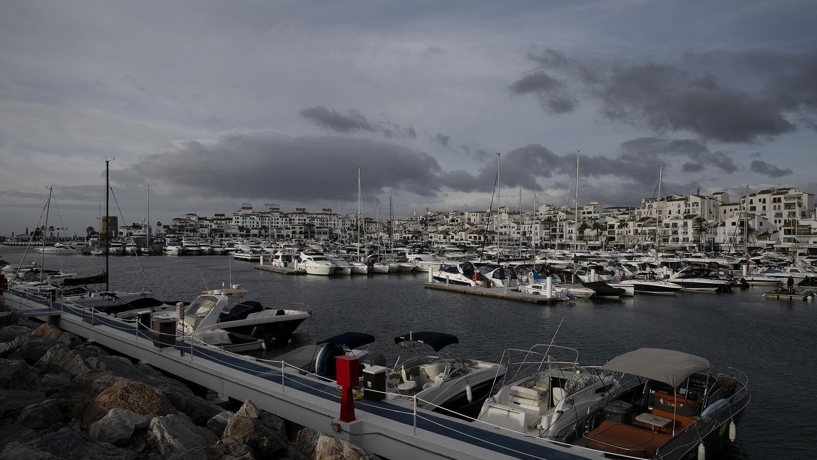 Puerto Banús durante un día de lluvia.