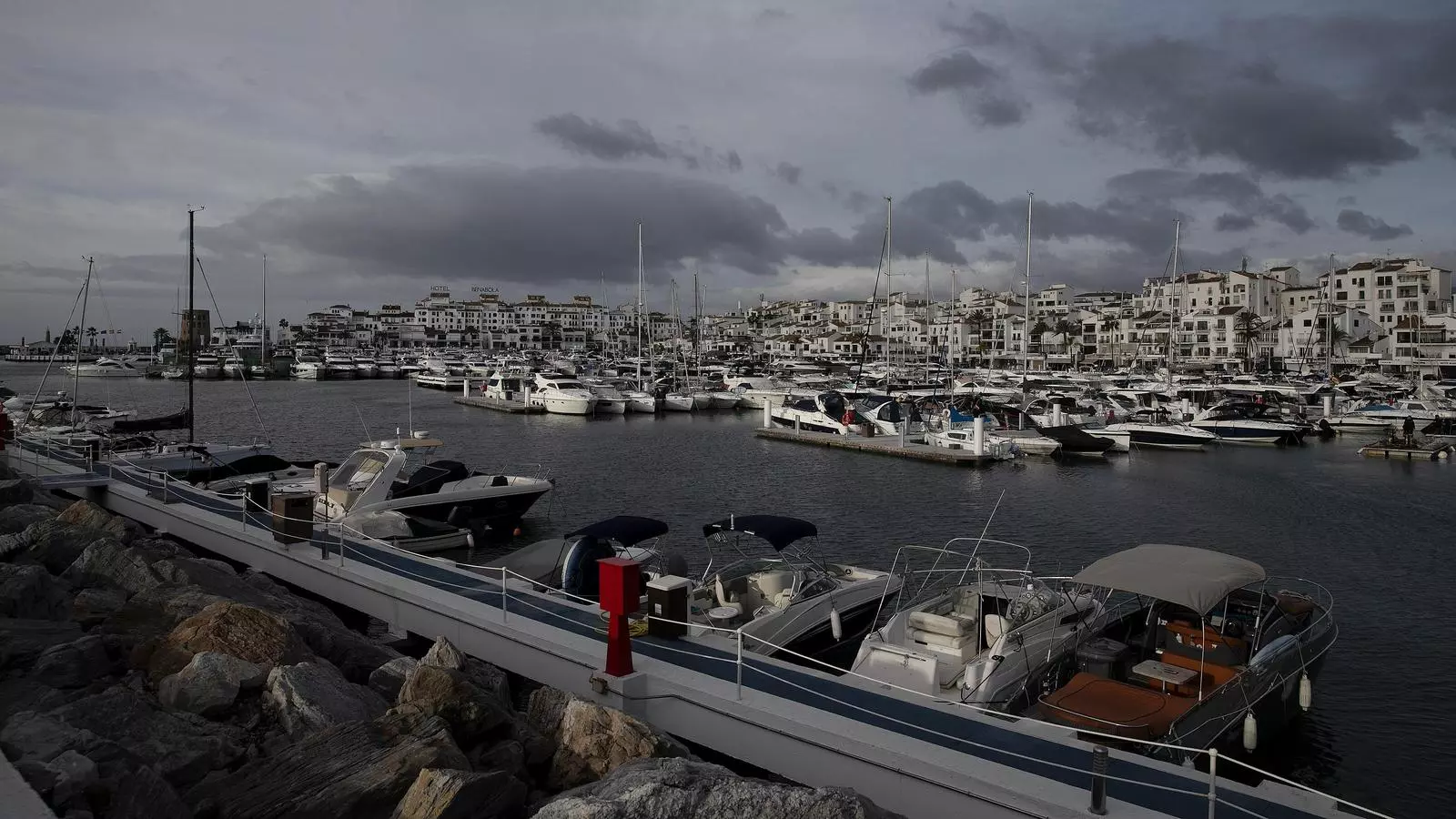 Puerto Banús durant un dia de pluja.