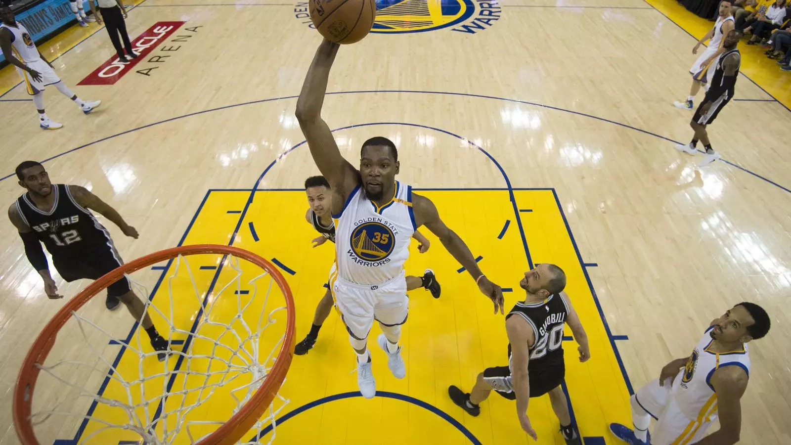 Durant en una esmaixada contra els Spurs