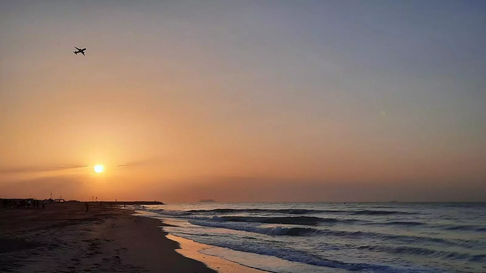 Sortida de sol amb el cel net de núvols, aquest dilluns des de Gavà.