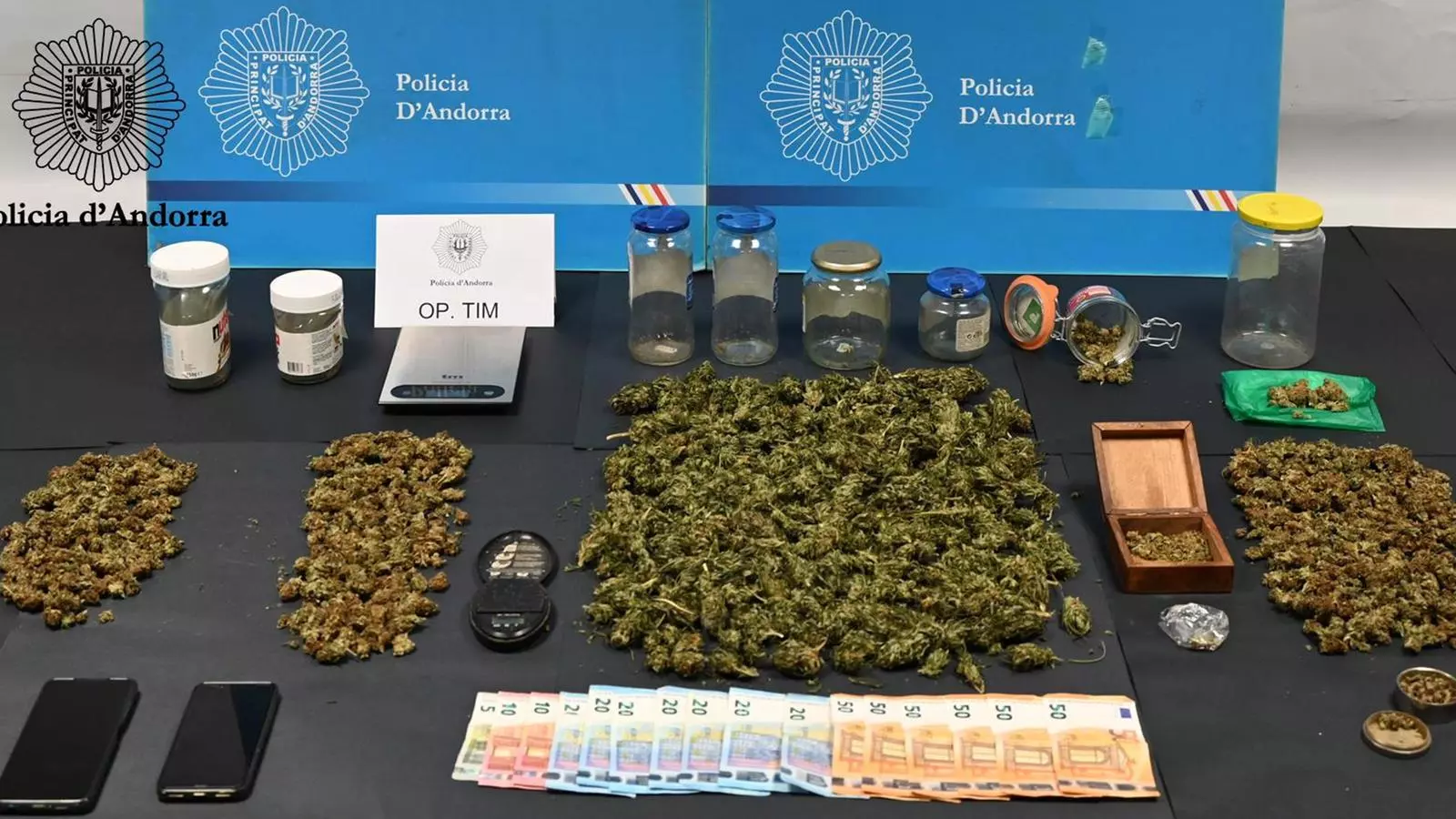 La droga i els diners comissats per la policia en l'operació 'TIM'.