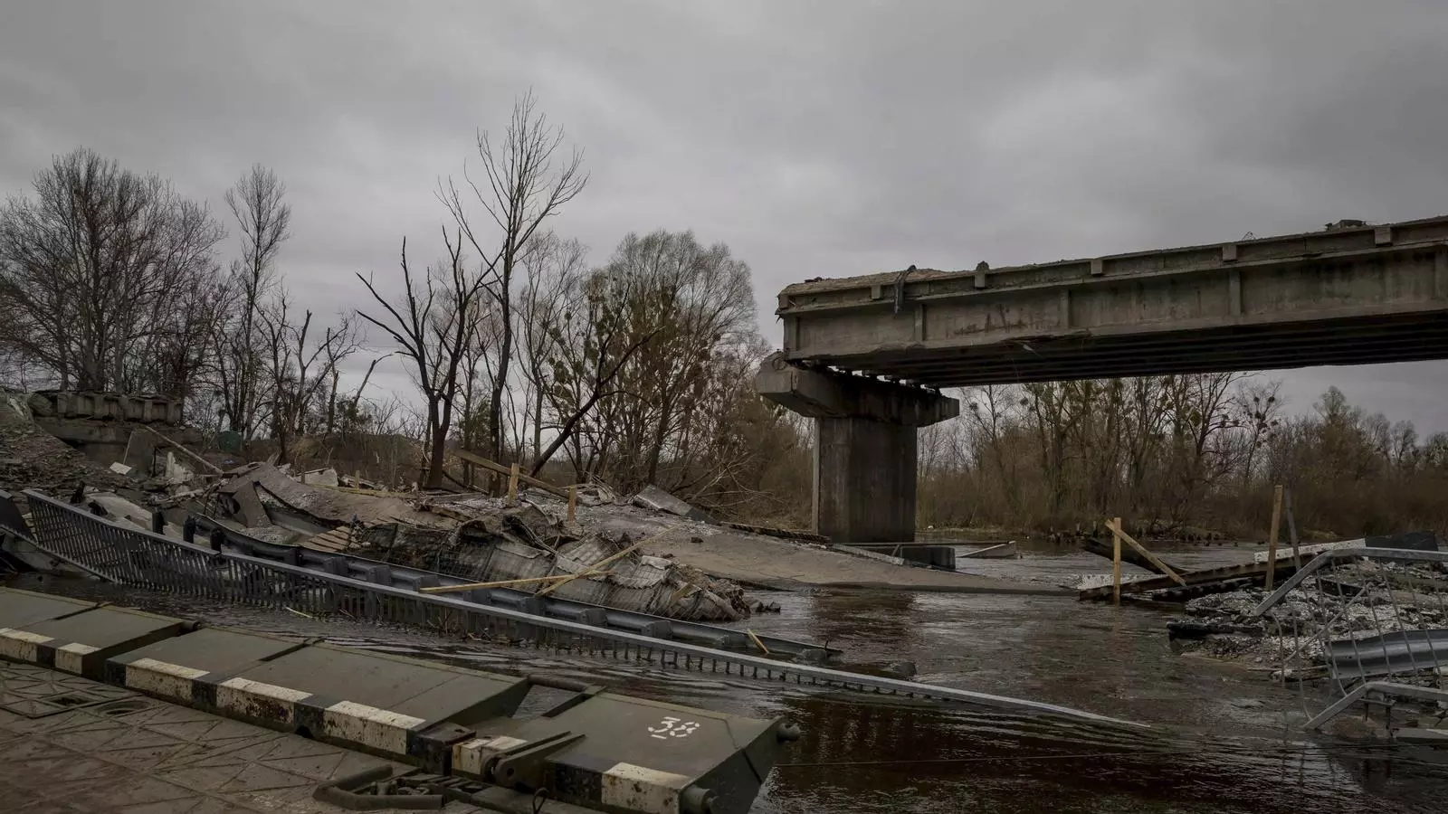 Un pont destruït a Ivankiv, a la carretera cap a Txernòbil.