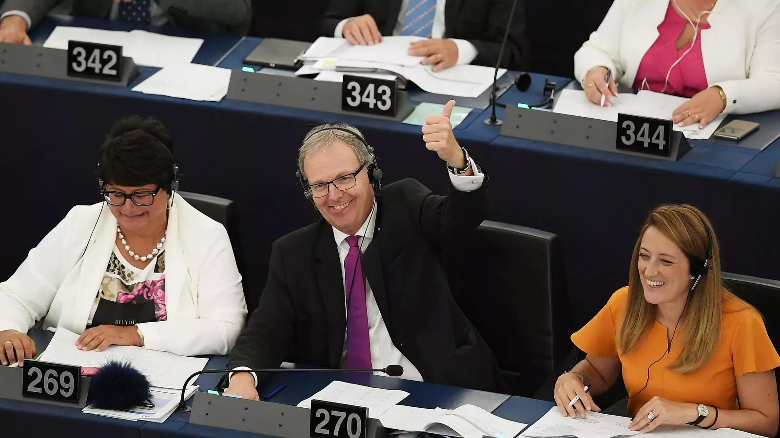 El parlamentari Axel Voss es felicita per l'aprovació de la llei