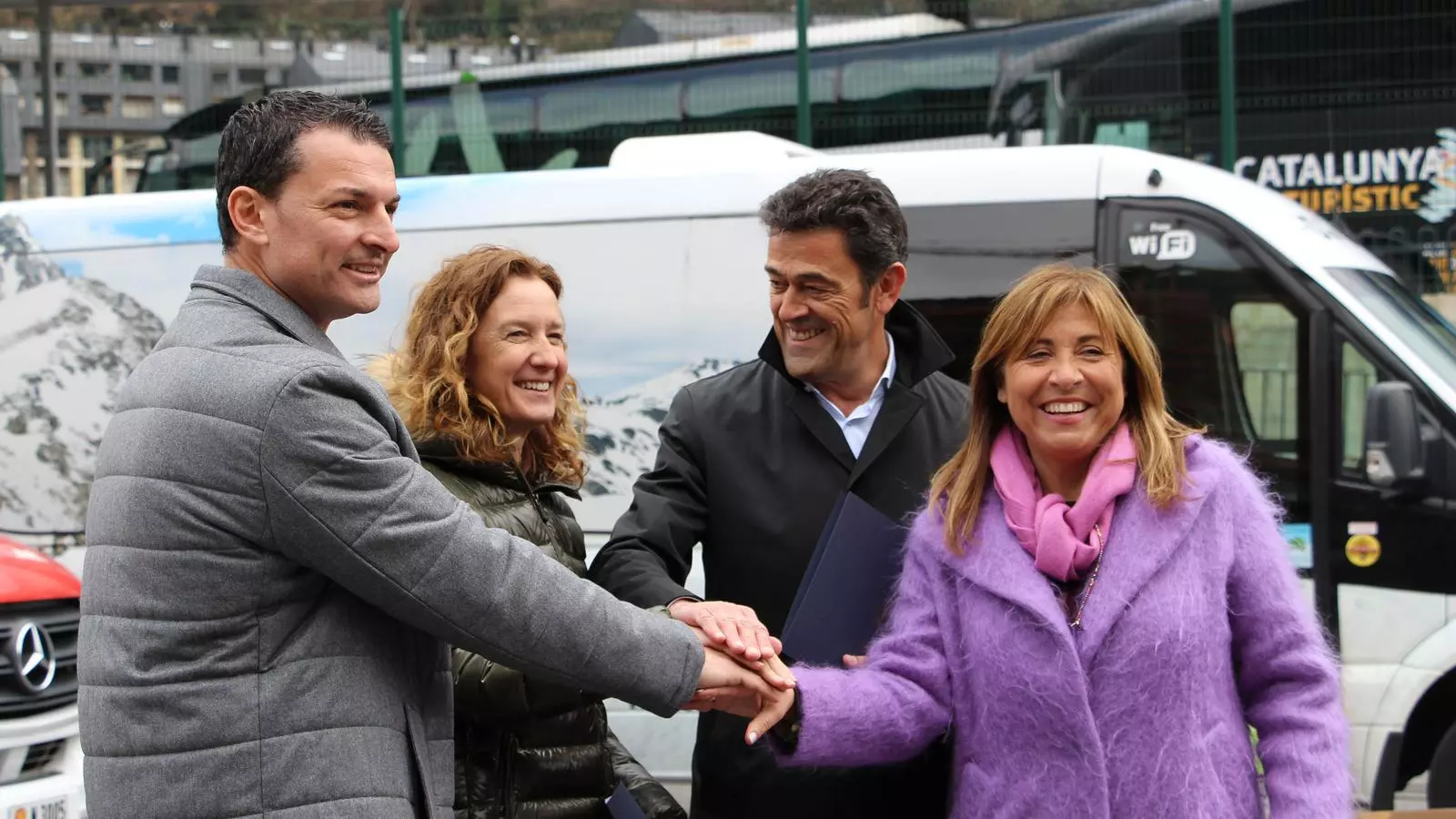 Els cònsols majors d'Andorra la Vella i Ordino, Conxita Marsol i Josep Àngel Mortés, respectivament, i els ministres de Presidència, Economia i Empresa, i de Medi Ambient, Agricultura i Sostenibilitat, Jordi Gallardo i Sílvia Calvó, respectivament, després d'haver signat el conveni de col·laboració.