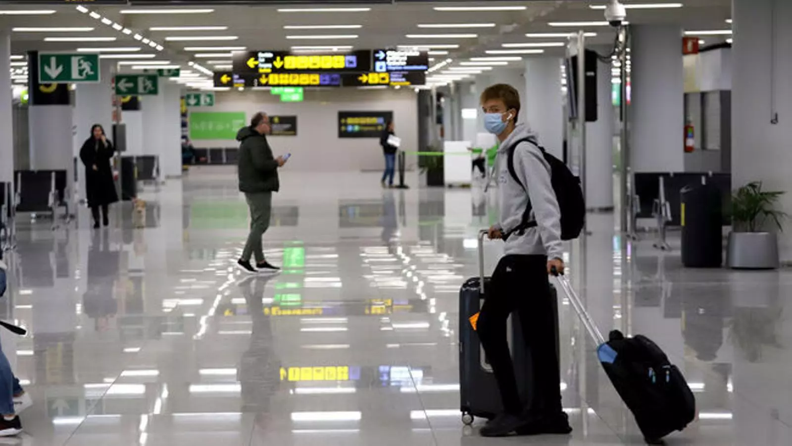 Un passatger arriba a l'aeroport de Son Sant Joan