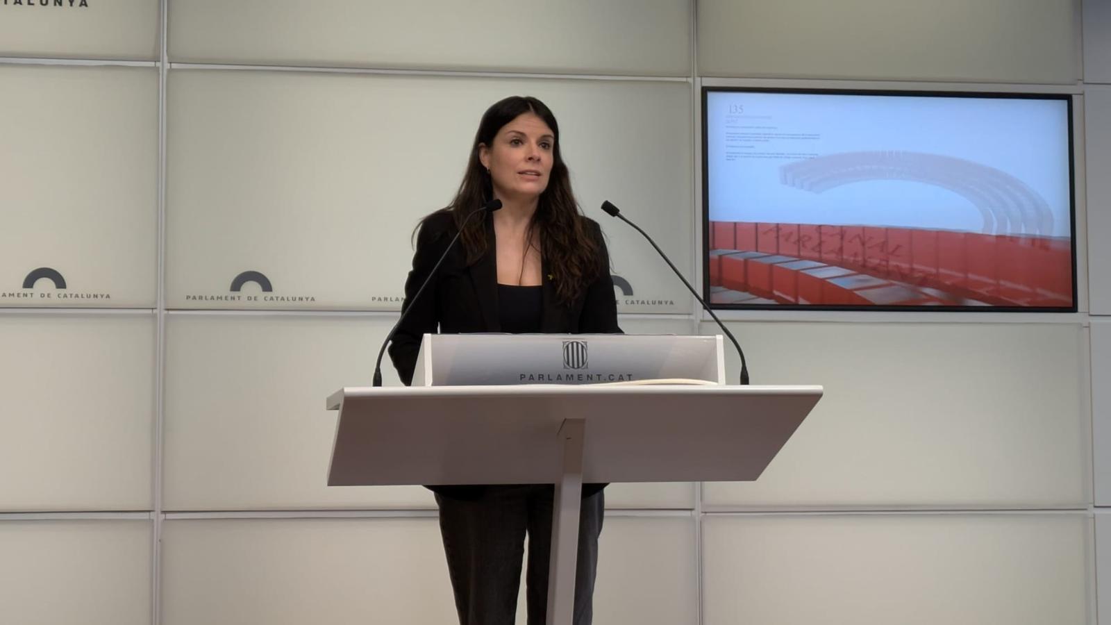 La presidenta  de Junts al Parlament, Mònica Sales, en roda de premsa aquest dilluns.