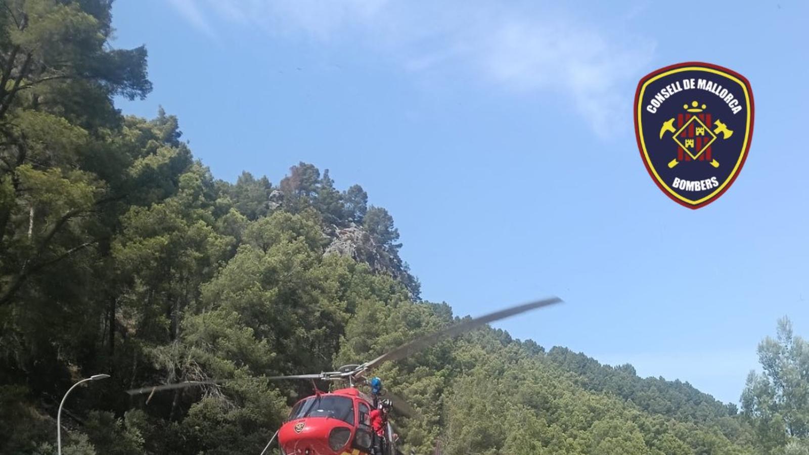 Die Feuerwehrleute haben den Schluchtenwanderer gerettet, der aus sieben Metern Höhe gefallen ist.