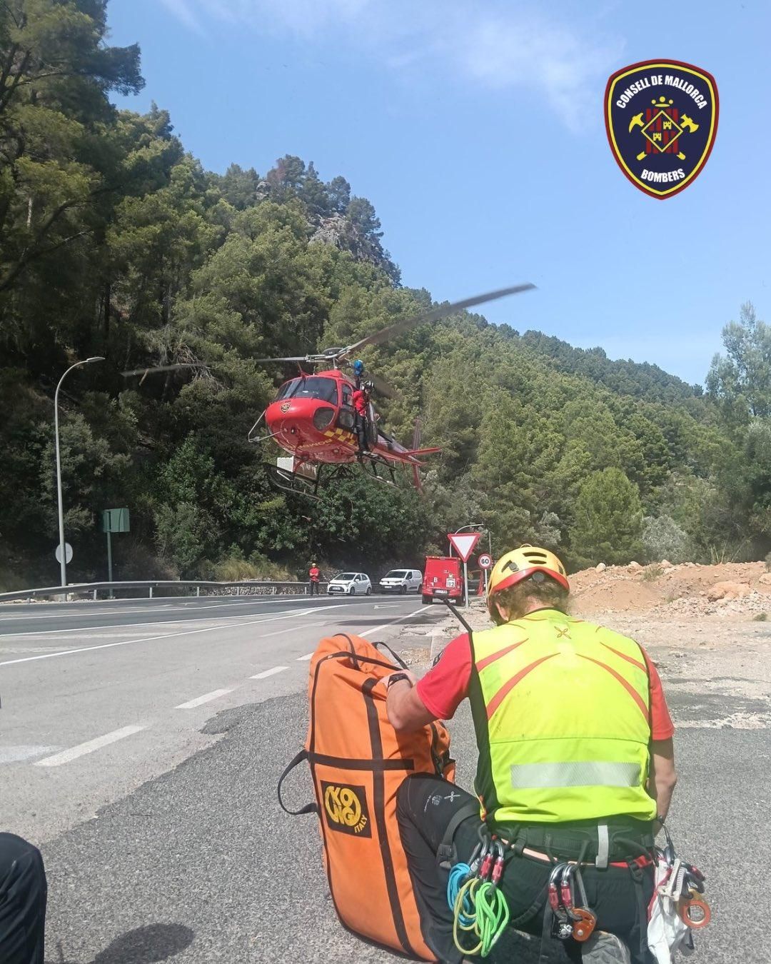 Els Bombers han rescatat el barranquista que ha caigut des de set metres d'altura.