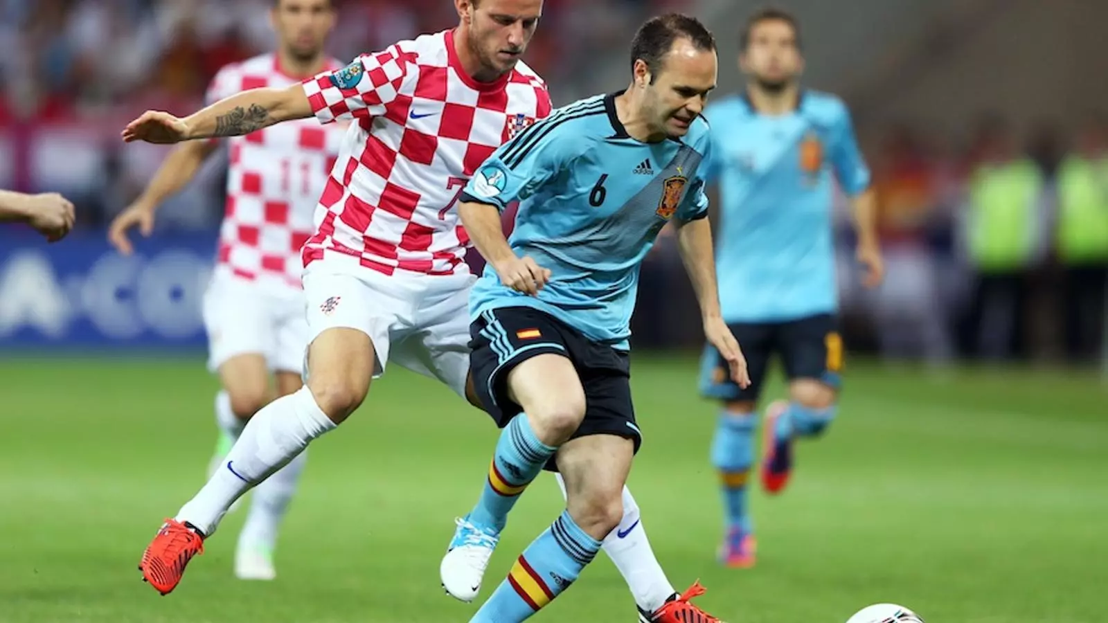 Andrés Iniesta controla la pilota contra Croàcia