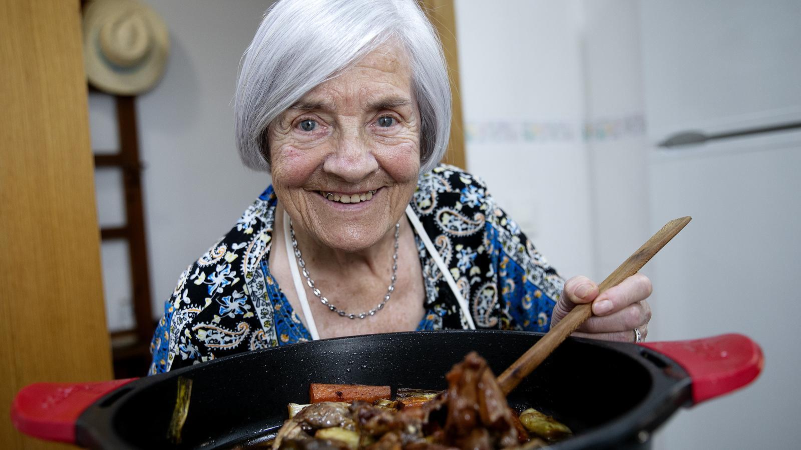 La María con el asado de conejo