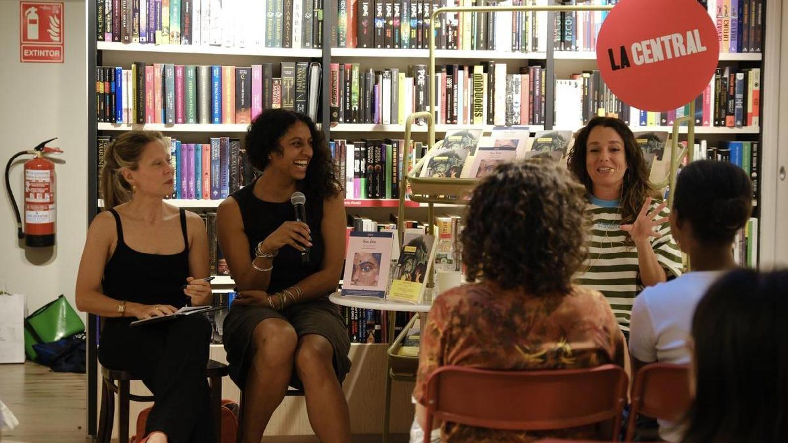 La inglesa Sheena Patel, junto a la intérprete Marta Armengol, y la periodista Andrea Gumes.