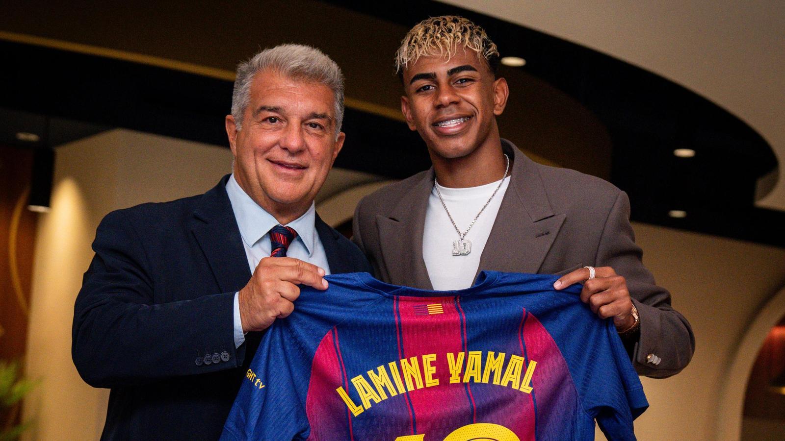 Lamine Yamal and Joan Laporta during the renewal of the Rocafonda winger