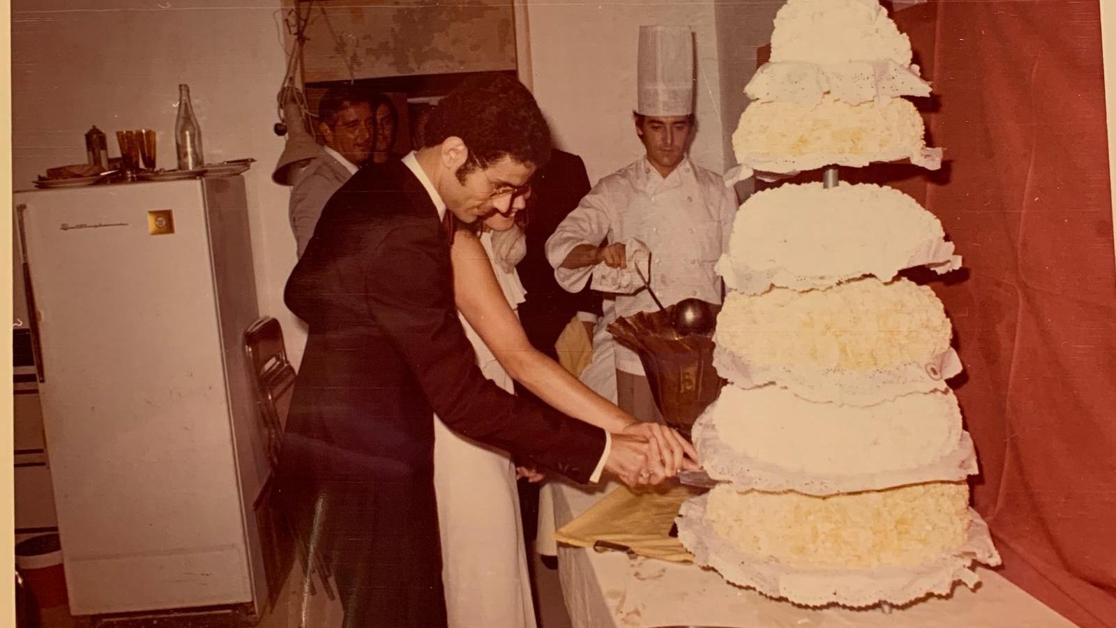 Ramon Cugat cortando el pastel el día de su boda