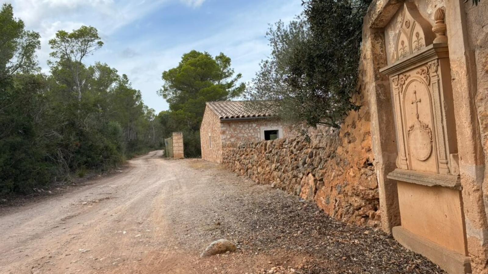 Camino que atraviesa Son Lluís en Porreres.