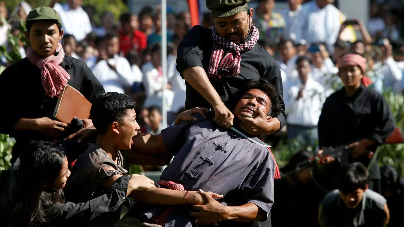 Recreació de les matances dels Khmers Rojos en la commemoració dels 40 anys de la fi del terror