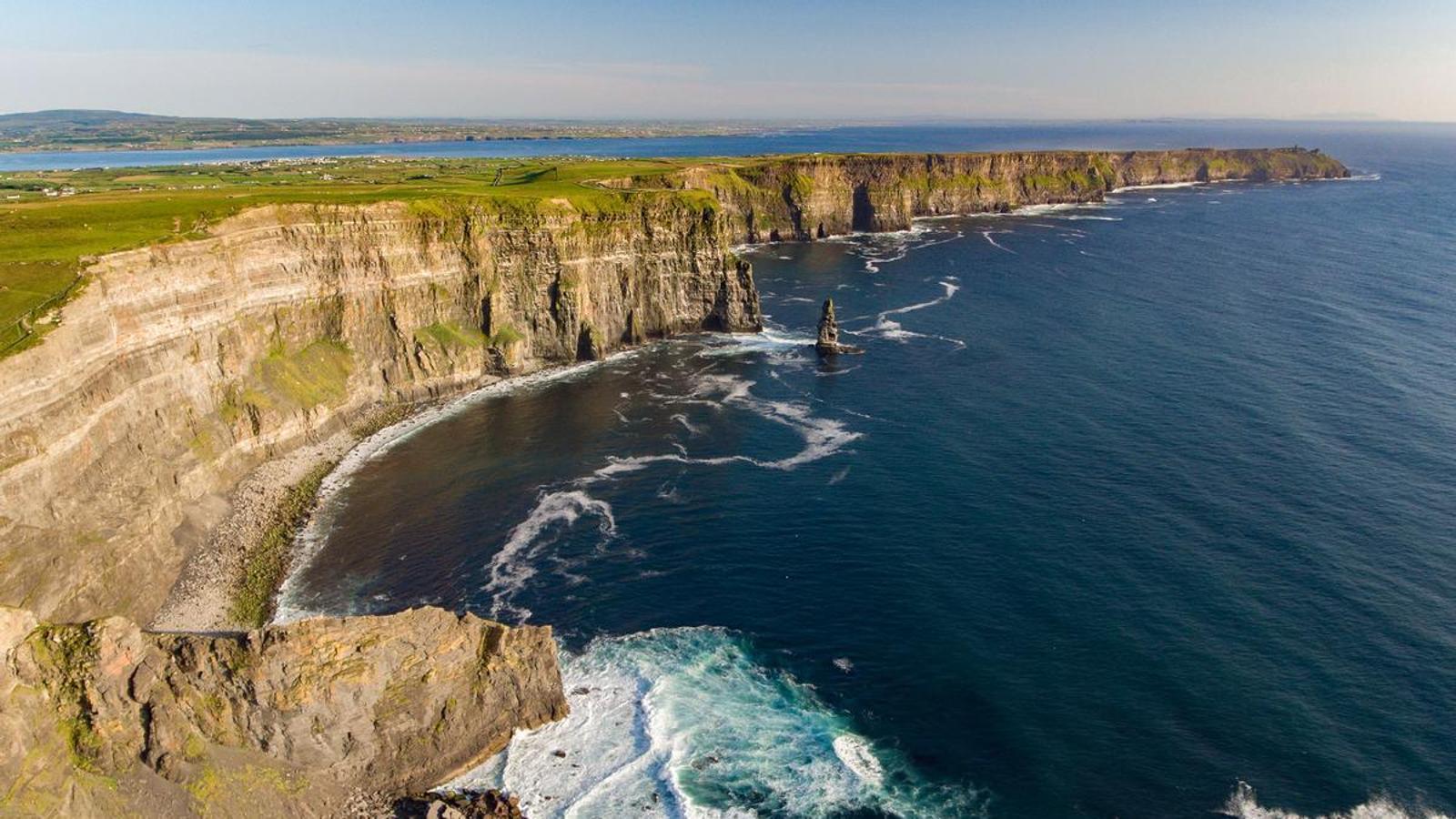 Vista aérea de los acantilados de Moher, en el condado de Clare (Irlanda), situado en la zona rural de Irlanda a lo largo de la Wild Atlantic Way.