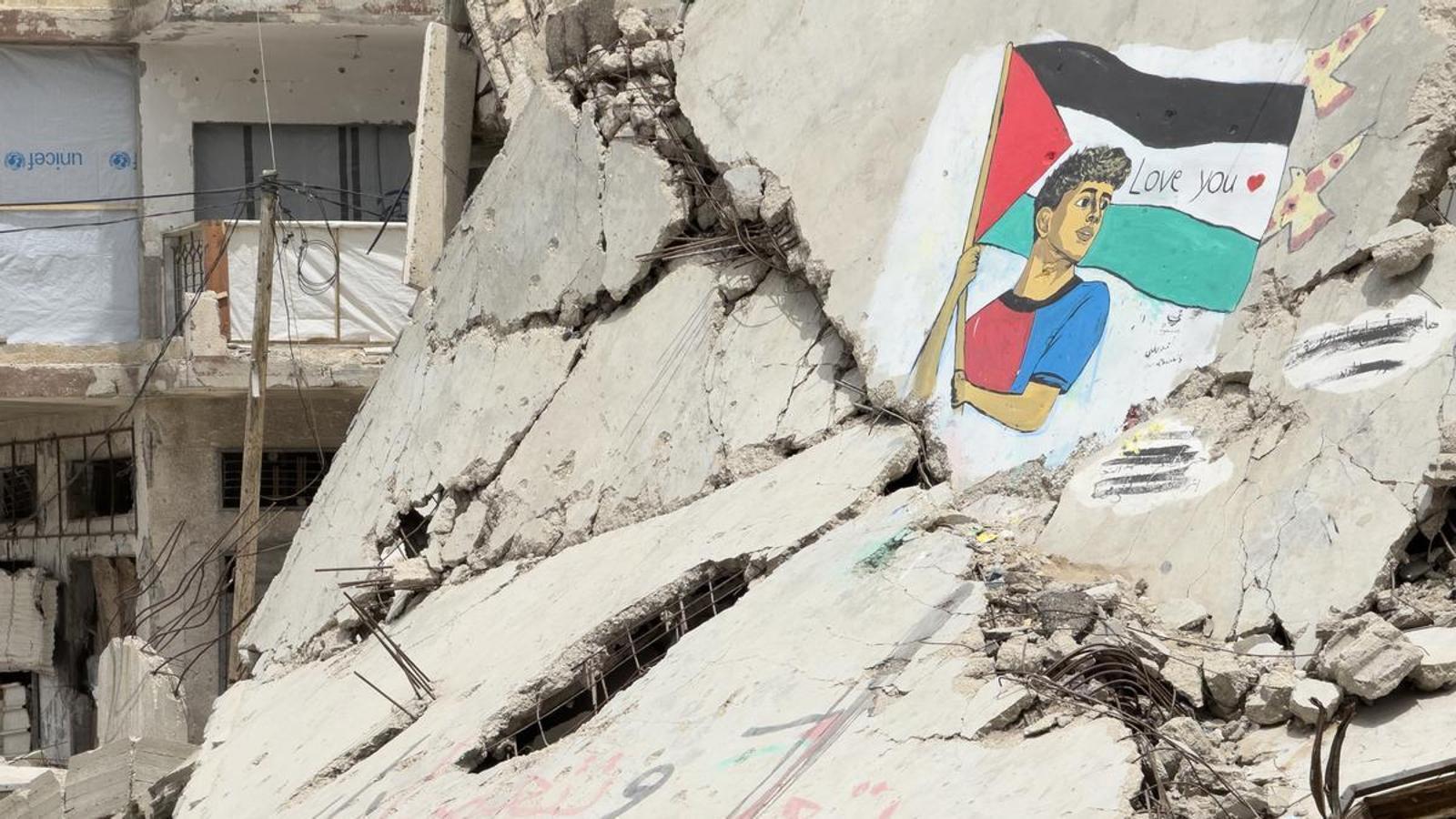Graffiti of Lamine Yamal holding the Palestinian flag in the ruins of a house destroyed by Israeli attacks in Gaza City.