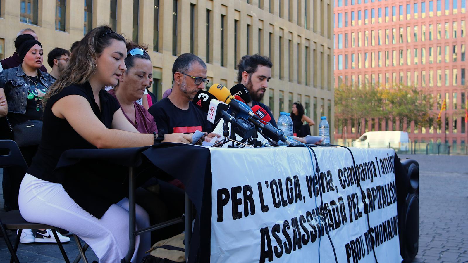 Entities of L'Hospitalet denounce the suicide of a neighbor five months after being evicted.