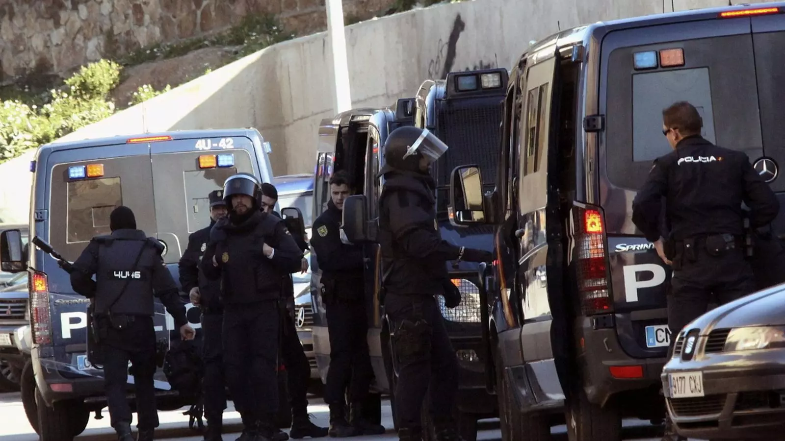 Agents de la Policia Nacional espanyola a Ceuta, en l'operació antiterrorista de Ceuta / EFE