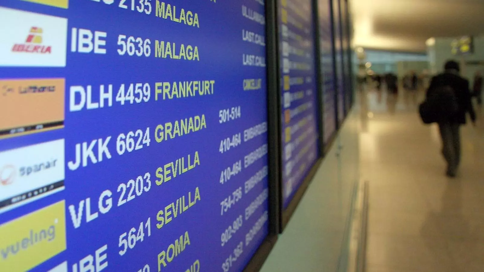 Un panell de l'aeroport del Prat anuncia la cancel·lació d'un vol de la companyia aèria alemanya Lufthansa per una vaga dels treballadors / ACN