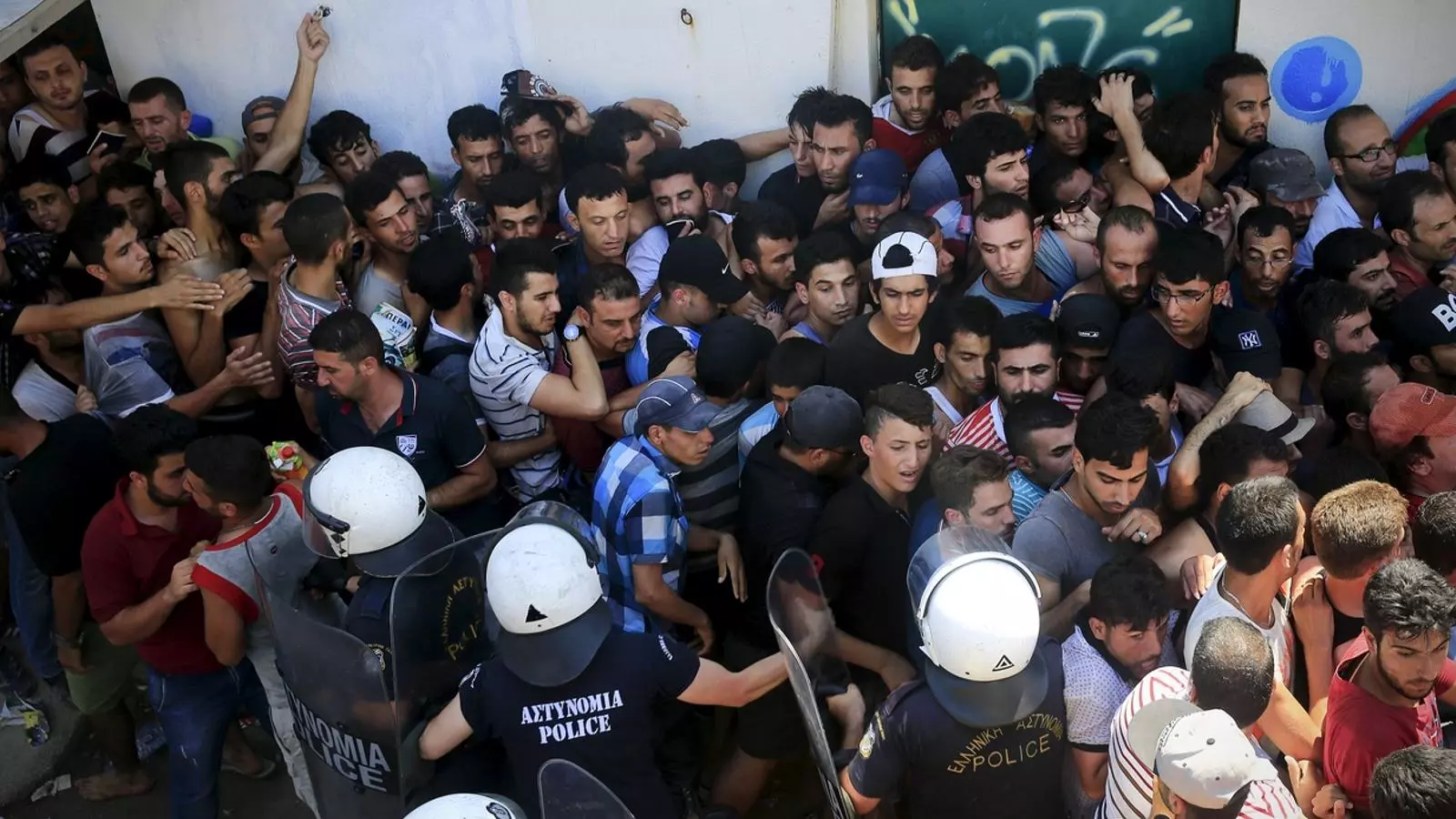 La policia antiavalots grega encercla els refugiats durant el procés de registre a l'estadi nacional grec de l'illa de Kos. Alkis Konstantinidis / REUTERS.